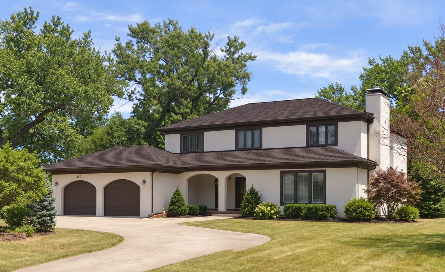 Typical Split Level roof in Oshawa, ON — House photo