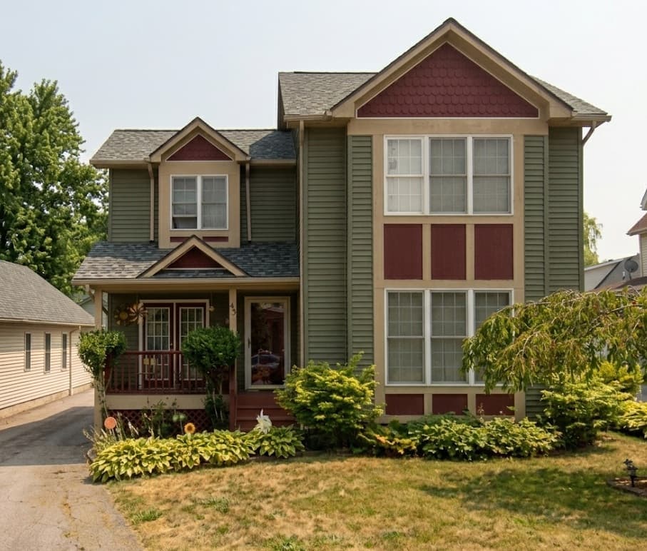 80's House. Average Roof Size without a steep Pitch in Markham, ON — House Photo