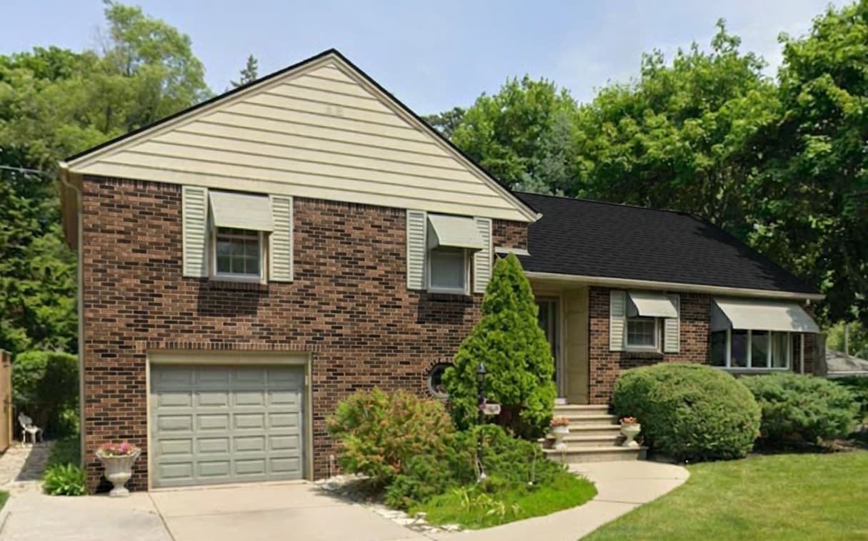 Split Level Without Features or Complexity in Brantford, ON — House Photo