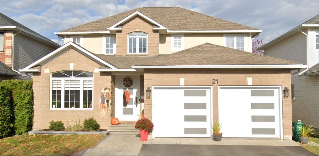 Typical Home Built in 2005 in Barrie, ON — House Photo